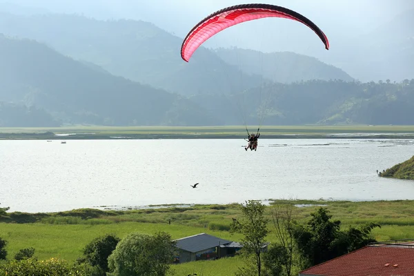 Paraglider väg att landa. Sjön Phewa-Pokhara-Nepal. 0663 — Stockfoto