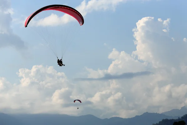 Paragliders over lake Phewa. Pokhara-Nepal. 0661 — Stock Photo, Image