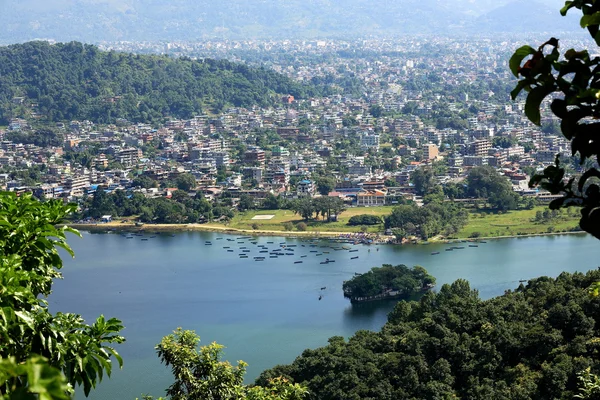 Lake Phewa és a Pokhara város. Nepál. 0697 — Stock Fotó