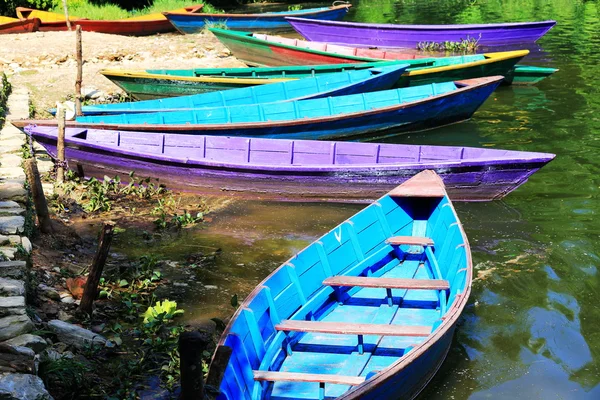 Barcos de madera en el lago Phewa. Pokhara-Nepal. 0703 — Foto de Stock