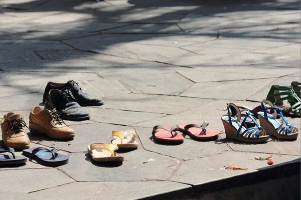 Zapatos de devotos-Taal Barahi Mandir. Pokhara-Nepal. 0727 — Foto de Stock