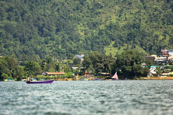 Dřevěná veslice a plachetnice na jezera Phewa. Pokhara Nepál. 0720 — Stock fotografie