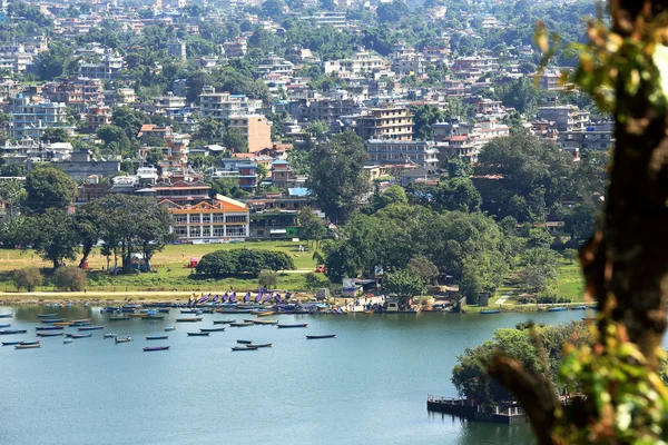 Lake phewa und Pokhara-Stadt. Nepal. 0701 — Stockfoto
