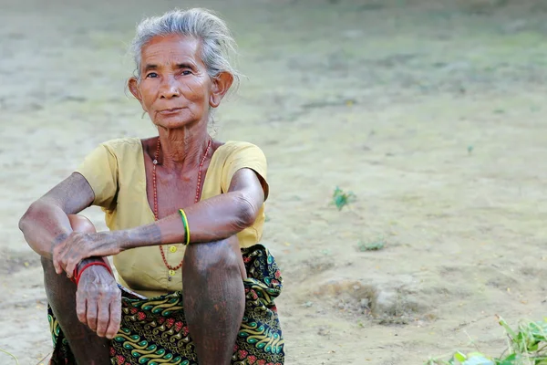 Stará žena Tharu lidí. Patihani Nepál. 0784 — Stock fotografie
