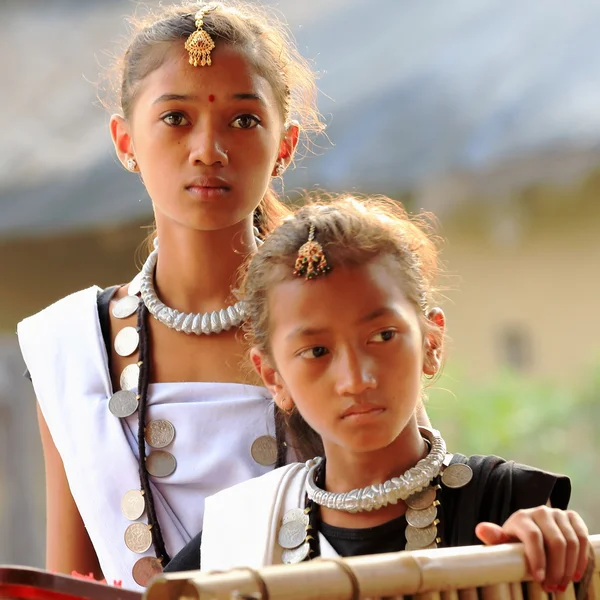 Jonge meisjes van de tharu mensen. Patihani-Nepal. 0786 — Stockfoto