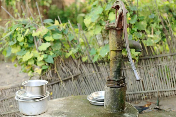 Une vieille pompe à eau. Patihani-Népal. 0794 — Photo