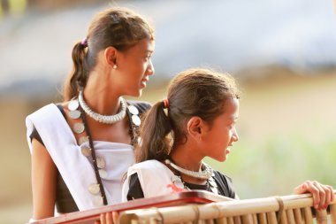 Genç kızlar tharu insan. Patihani-Nepal. 0787