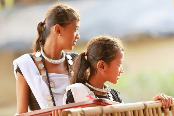 Chicas jóvenes de la gente tharu. Patihani-Nepal. 0787 — Foto de Stock