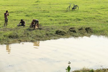 Balıkçılar gölet: Rapti nehir-Nepal yanında tarih. 0898