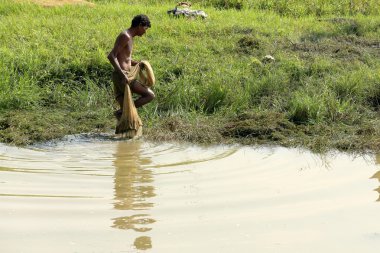 Balıkçı: Rapti nehir-Nepal yanında gölet üzerinde. 0895