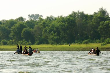Ahşap kürekli ve turistler Rapti Nehri üzerinde. Chitwan-Nepal. 0906