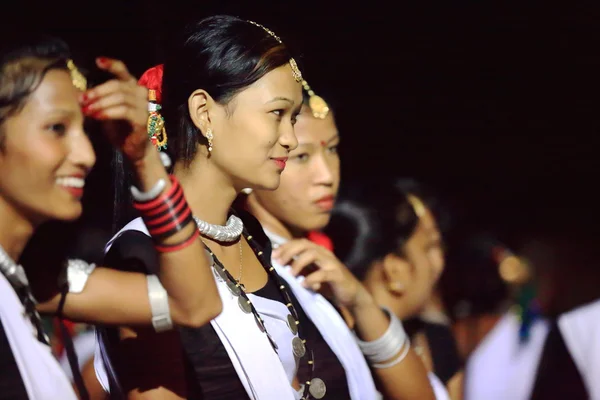 Tharu mensen meisjes. Ghatgain-Patihani-Nepal. 0817 — Stockfoto