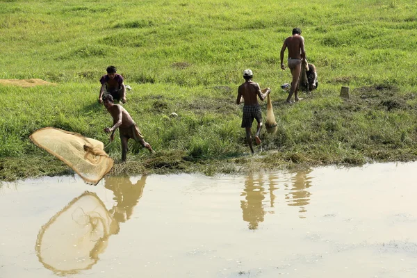 Pescadores en el estanque junto al río Rapti-Nepal. 0893 — Foto de Stock