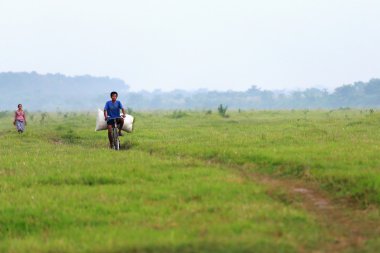 Adam Bisiklete binme. Chitwan-Nepal. 0939