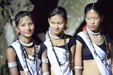 Tharu insanlar kızlar. Ghatgain-Patihani-Nepal. 0826