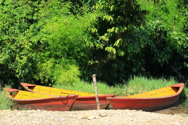 Barche di legno sul lago Phewa. Pokhara-Nepal. 0718 — Foto Stock