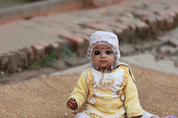 Bambino con gli occhi dipinti. Godawari-Nepal. 0971 — Foto Stock