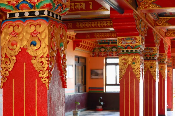 Wewnętrzna sala w Rinpocze Tashi Yangtse klasztor Nepal. 0979 — Zdjęcie stockowe