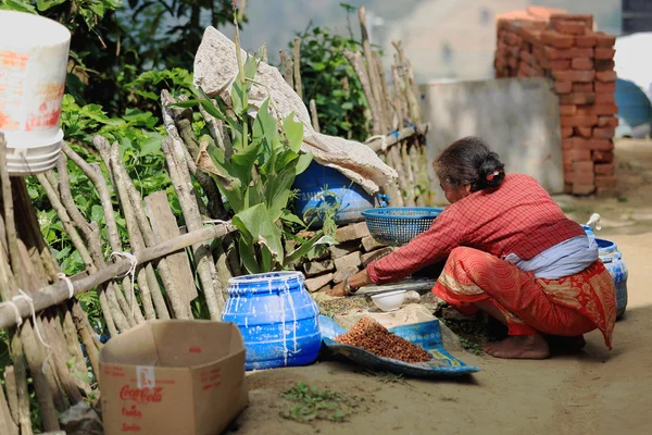 Frau bei der Arbeit. thrangu tashi yangtse kloster-nepal. 0995 — Stockfoto