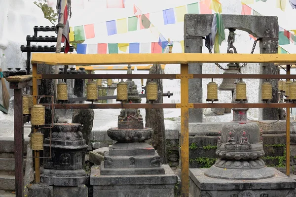 Bandiere di preghiera-ruota-campana di bronzo. Monastero Thrangu Tashi Yangtse-Namo Buddha-Nepal. 1012 — Foto Stock