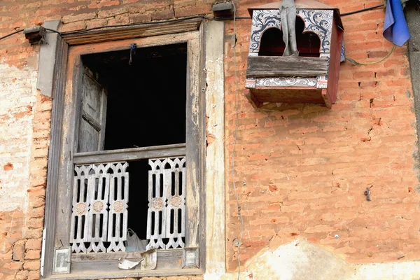 木制的窗口鸟笼。Thrangu 扎西长江修道院-尼泊尔。1009 — 图库照片