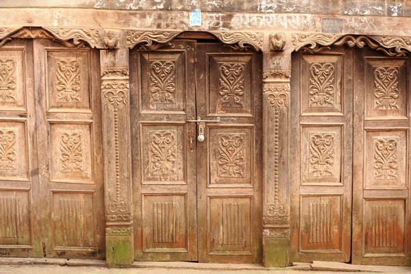 Vyřezávané dřevěné dveře. Dhulikhel Nepál. 1046 — Stock fotografie