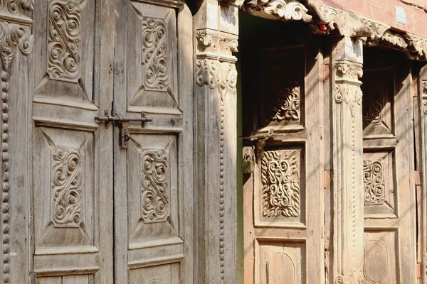 Rzeźbione drewniane drzwi. Dhulikhel-Nepal. 1047 — Zdjęcie stockowe