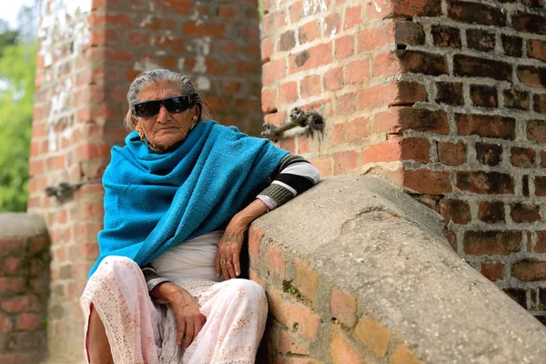 Gafas de sol viejas y modernas. Panauti-Nepal. 1086 — Foto de Stock