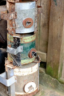 Hermetik metal paketleri. Panauti-Nepal. 1097