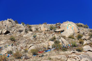 Dua bayrakları ve mani taş. Drepung Manastırı-Tibet, 1211