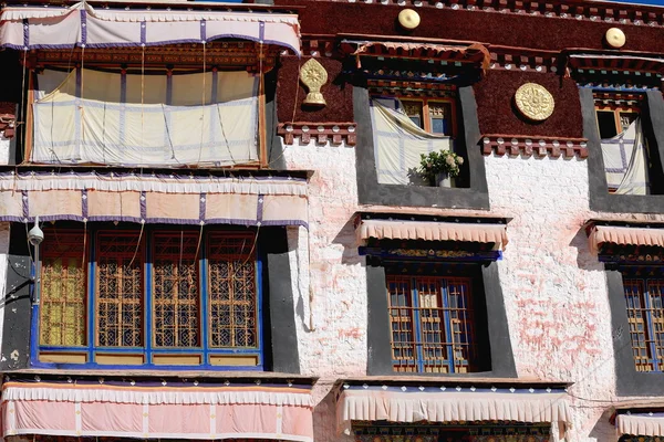Windows-golden roundels in Drepung monastery. Lhasa-Tibet-China. 1214 — Stock Photo, Image