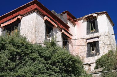 Windows ve çalılar Drepung manastırın içinde. Lhasa Tibet. 1220