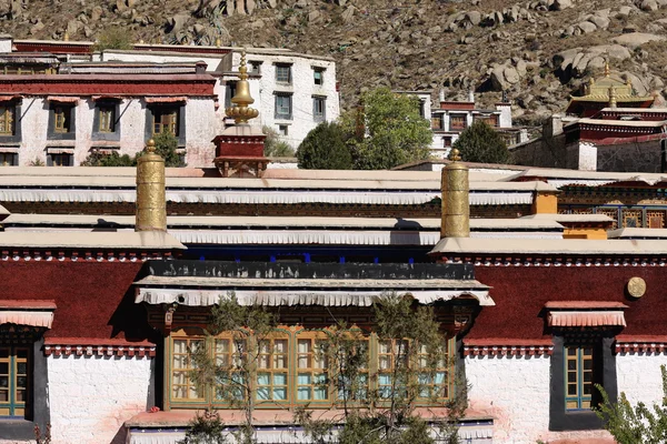 Okna i dachy w klasztorze Drepung. Lhasa Tybet. 1217 — Zdjęcie stockowe