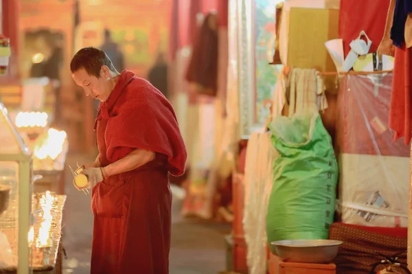 Tibetischer Mönch und Kerzen. Und das ist auch gut so. 1232 — Stockfoto