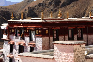 Dhvajas Drepung Manastırı-Tibet çatıda. 1245