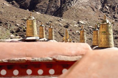 Dhvajas Drepung Manastırı-Tibet kırmızı çatıda. 1246