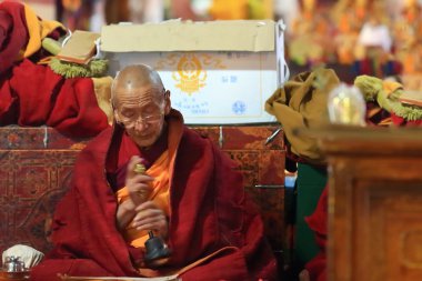 Küçük çan olan Tibet keşiş. Drepung Manastırı-Tibet. 1231