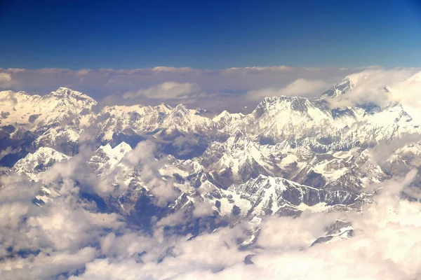 Himalayan peaks Ngozumpa-Gyachung Kang-Pumo Ri-Nuptse-Nuptse-Sagarmatha-Lhotse airview. Nepal. 1117 — Stock Photo, Image