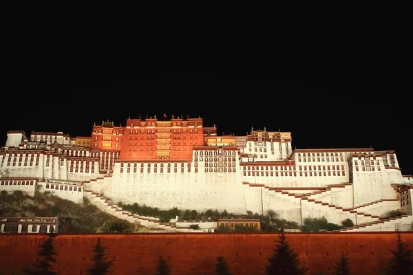 A Potala-palota és a környező fal éjjel. Lhásza-Tibet-Kína. 1153-ban — Stock Fotó
