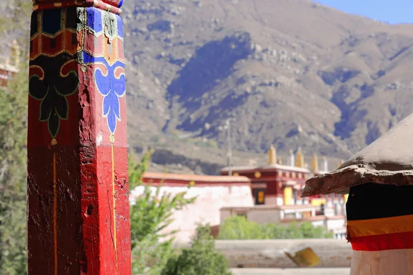 Fából készült oszlop. Drepung kolostor-Tibet. 1218 — Stock Fotó