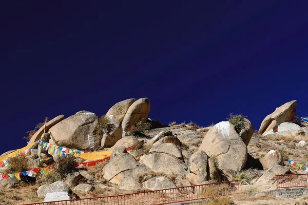 Bandeiras de oração e pedras de mani. Monastério de Drepung. Tibete. 1212 — Fotografia de Stock