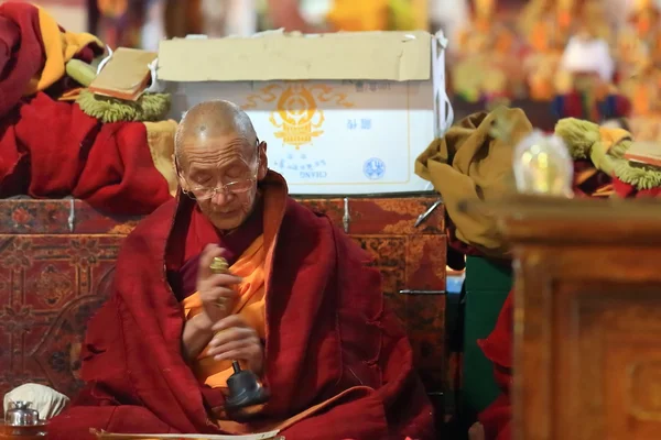 Monje tibetano con campana pequeña. Monasterio Drepung-Tíbet. 1231 — Foto de Stock