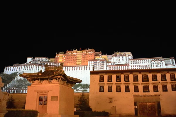 The Potala Palace and surrounding buildings at night. Lhasa-Tibet-China. 1152 — Stock Photo, Image