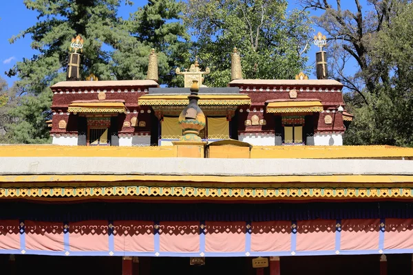Dhvajas 在楼顶。格桑颇章-罗布林卡-拉萨-西藏。1255 — 图库照片