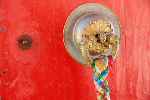 Brass dooknob on red door. Kelsang Phodrang-Norbulingka-Lhasa-Tibet. 1256 — Stock Photo, Image