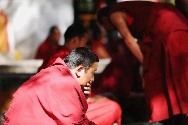 Monjes debatiendo. Sera monasterio-Tíbet. 1275 — Foto de Stock