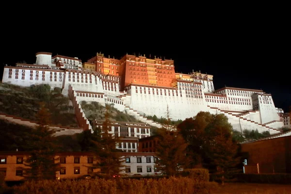 The Potala and surrounding buildings at night. Lhasa-Tibet-China. 1157 — Stock Photo, Image