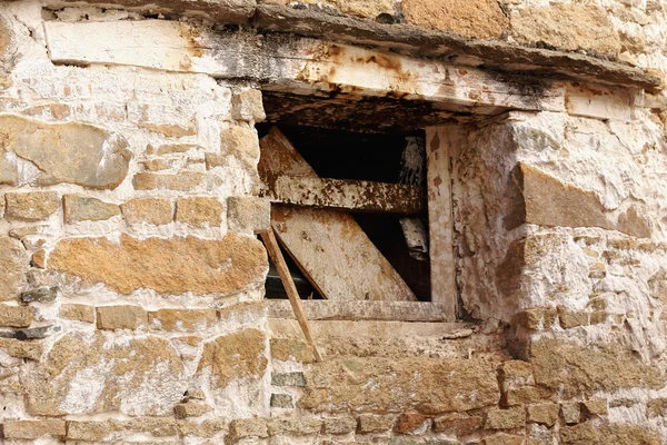 Cadre en bois de mur en pierre de fenêtre en ruine. Monastère de Drepung-Lhassa-Chine. 1249 — Photo