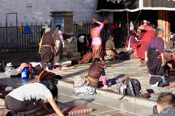 Los fieles tibetanos oran y se postran. Jokhang-Lhasa-Tibet. 1317 — Foto de Stock