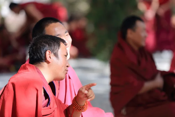 Monjes debatiendo en el monasterio de Será-Tíbet. 1281 — Foto de Stock